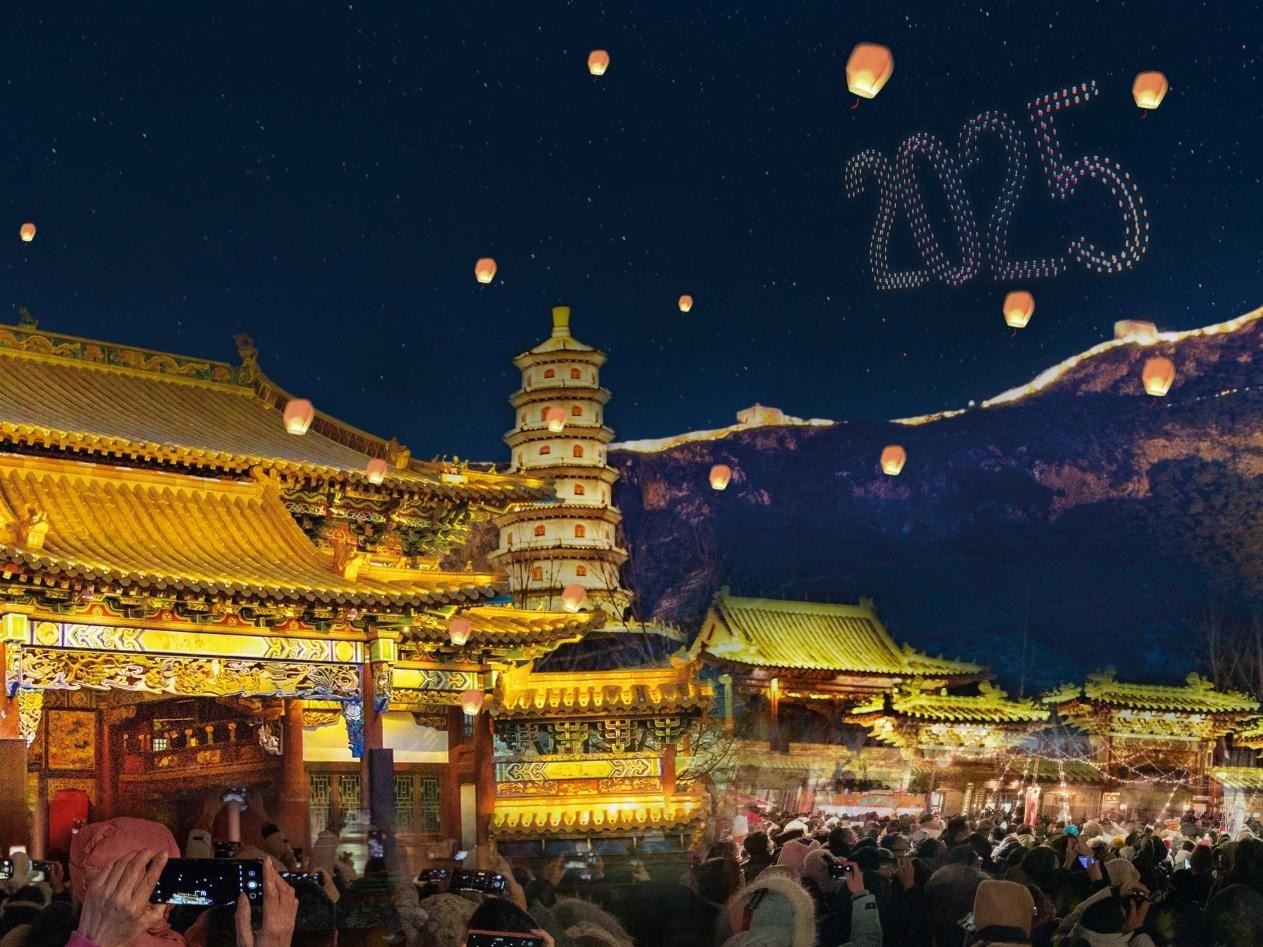 12月31日晚上23:57，400架无人机将在日月岛广场上空组成震撼人心的时钟图案进行0点倒计时，迎接2025年的到来。