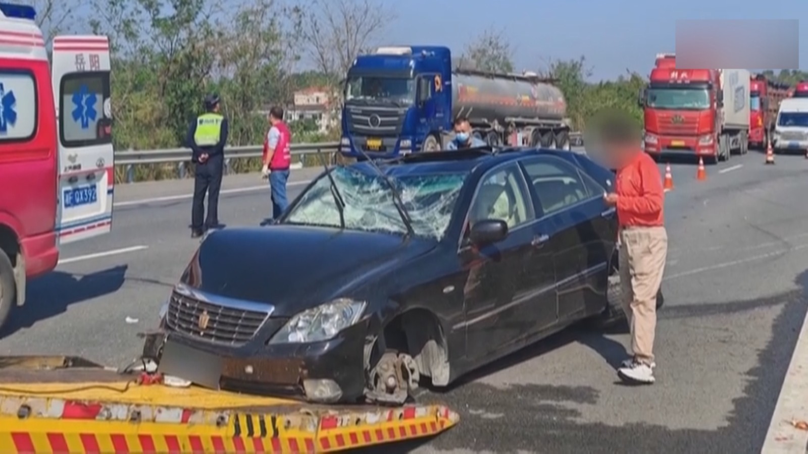 车内抡抹布轰苍蝇、丢槟榔渣……这些分心驾驶动作很危险! 车内抡抹布轰苍蝇、丢槟榔渣……这些分心驾驶动作很危险!