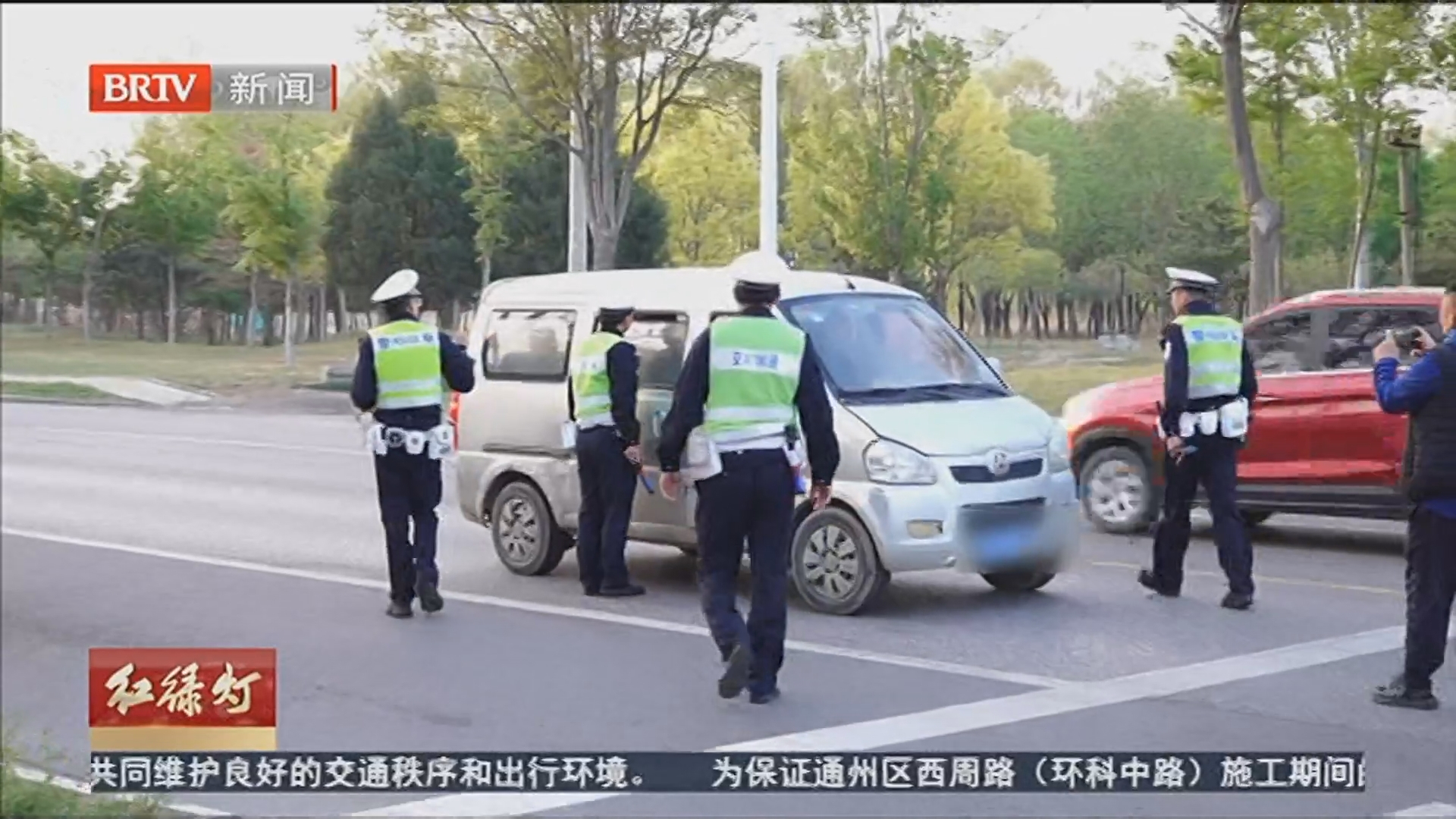 两处点位共查获19辆超员车 其中一车超员比例超100%