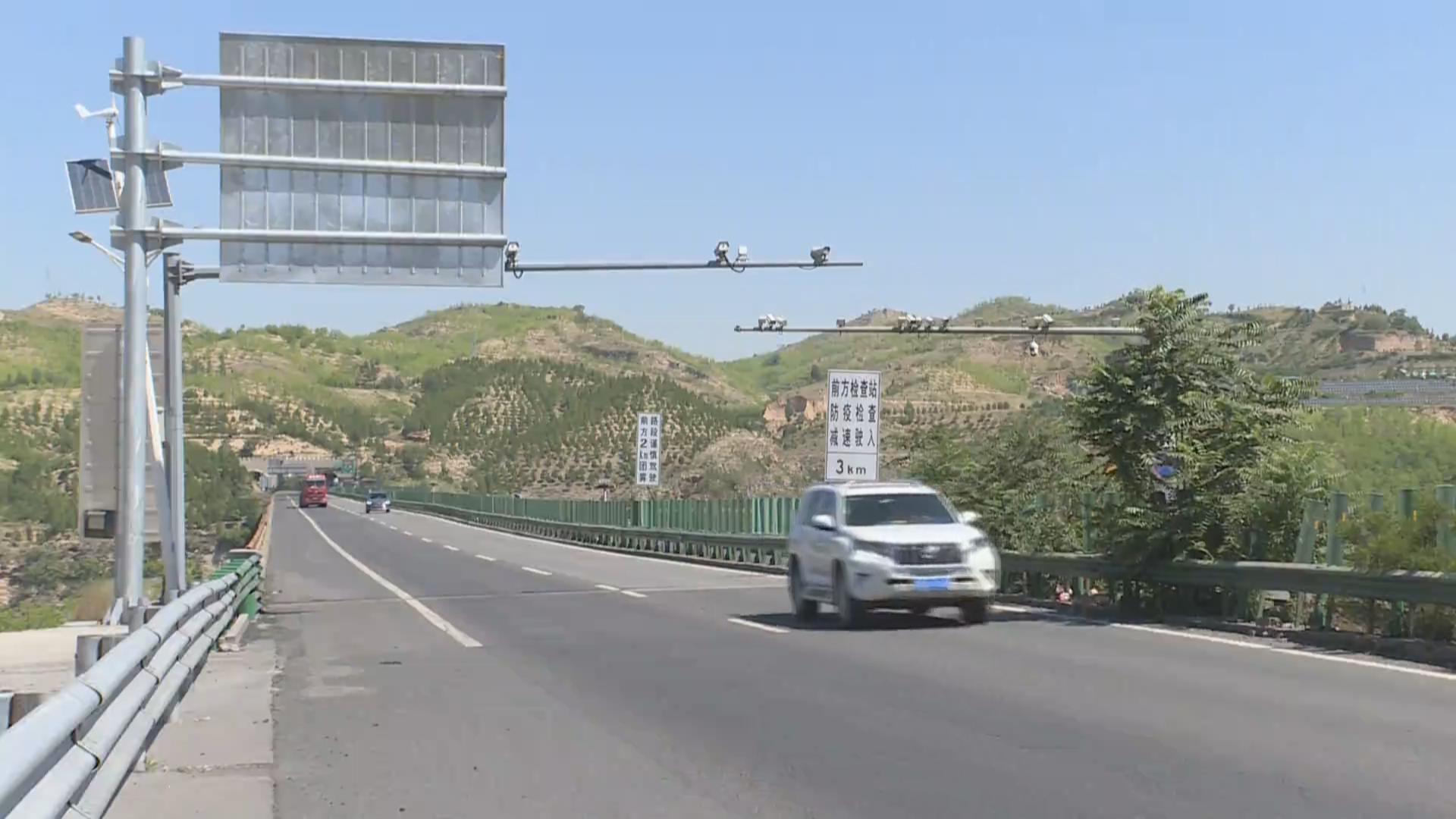 分心驾驶惹祸端 急刹变道致三车连环追尾 分心驾驶惹祸端 急刹变道致三车连环追尾