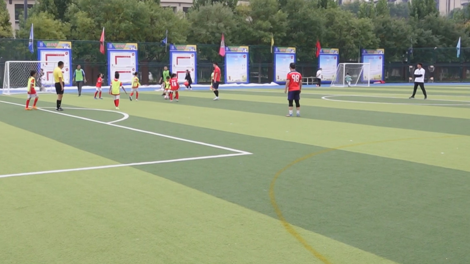 北京市“校园足球主题月”启动 已建成国家级校园足球特色学校494所 北京市“校园足球主题月”启动 已建成国家级校园足球特色学校494所