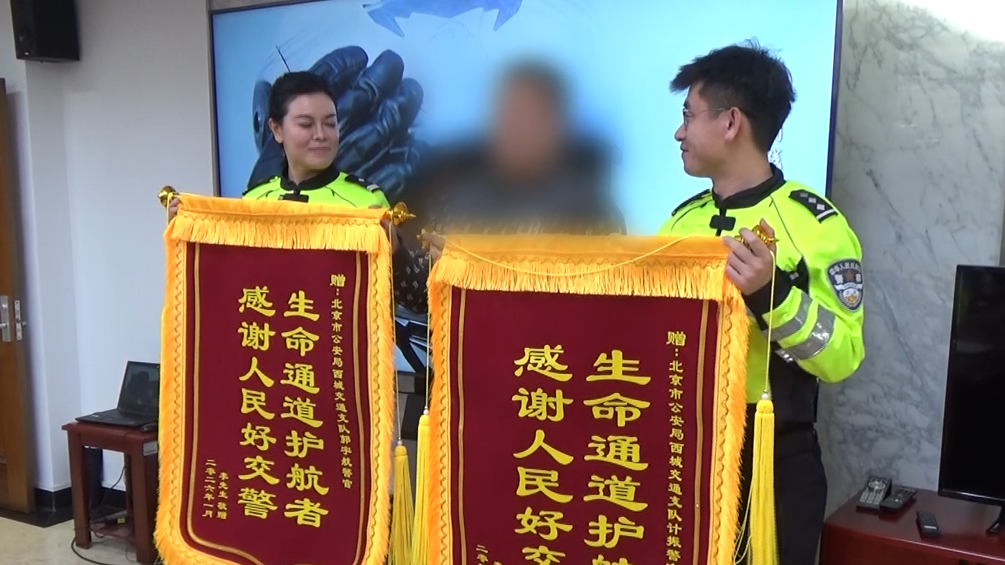 北京交警为危重婴儿开道!八个月后,孩子家长:终于找到您了! 北京交警为危重婴儿开道!八个月后,孩子家长:终于找到您了!