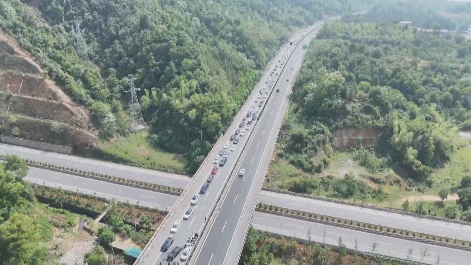 高速上演“碰碰车” 交警火速救援