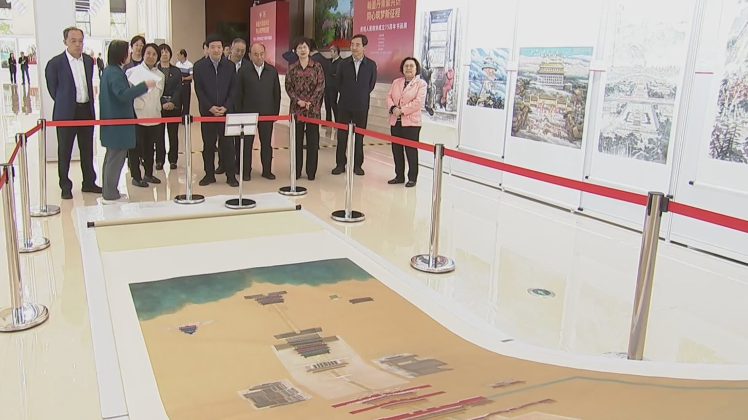 市政协庆祝人民政协成立75周年书画展举办 魏小东参观