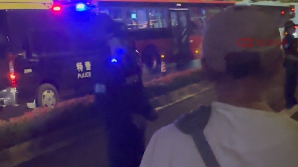 “苏超”常州vs无锡比赛结束，特警排成长长的人墙，守护球迷回家。