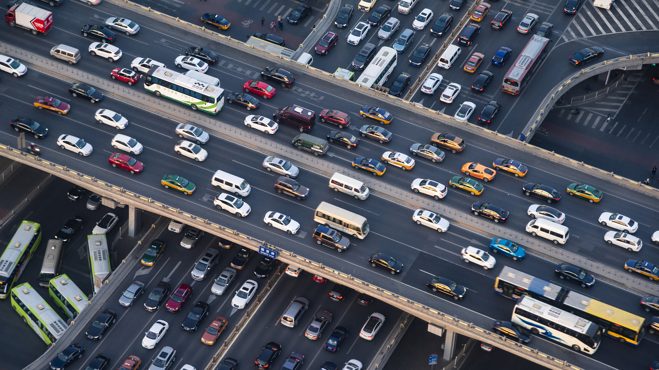 假期首日多地出现车流高峰!交管部门已启动高等级上勤方案 假期首日多地出现车流高峰!交管部门已启动高等级上勤方案