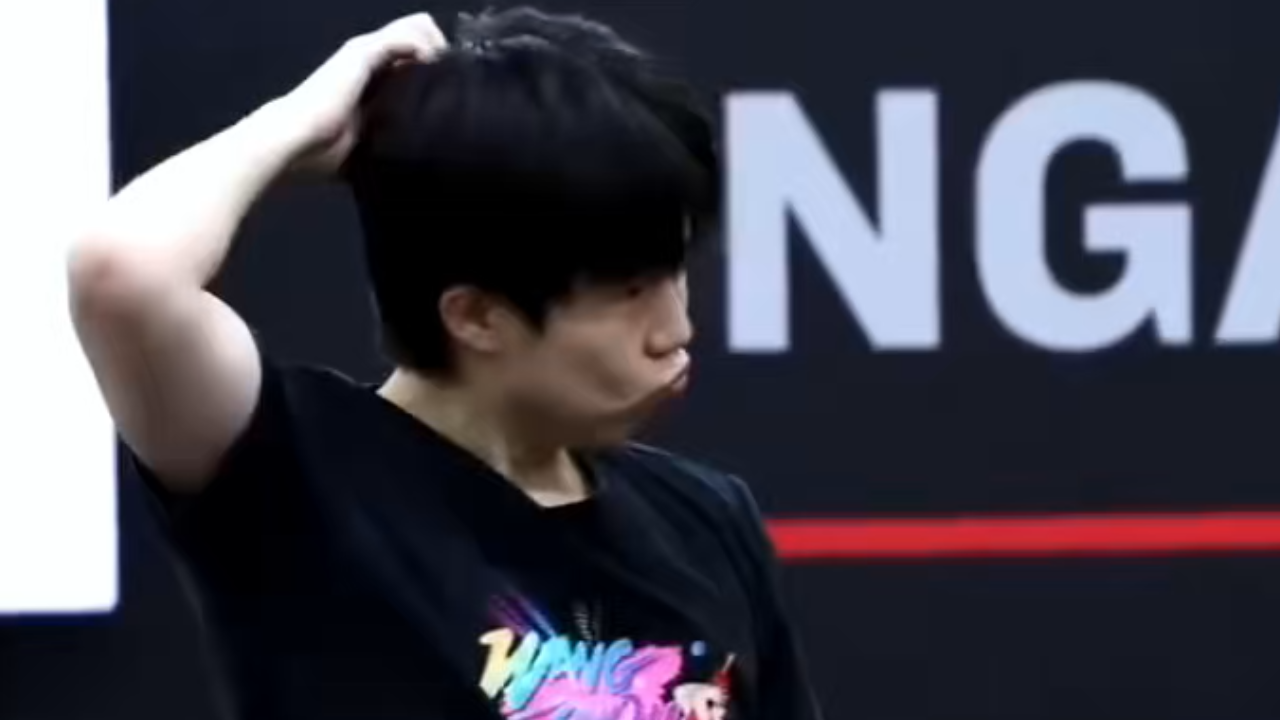 新加坡大满贯 王楚钦赛前现身训练场积极热身 表情多多萌翻全场 新加坡大满贯 王楚钦赛前现身训练场积极热身 表情多多萌翻全场