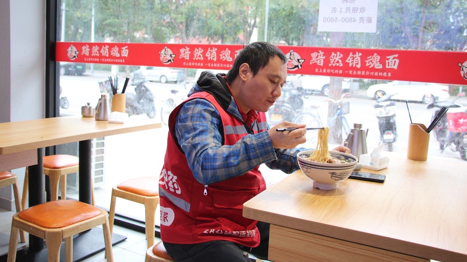 1积分吃上热乎团圆饭 玉桥街道“骑士礼遇”暖胃更暖心