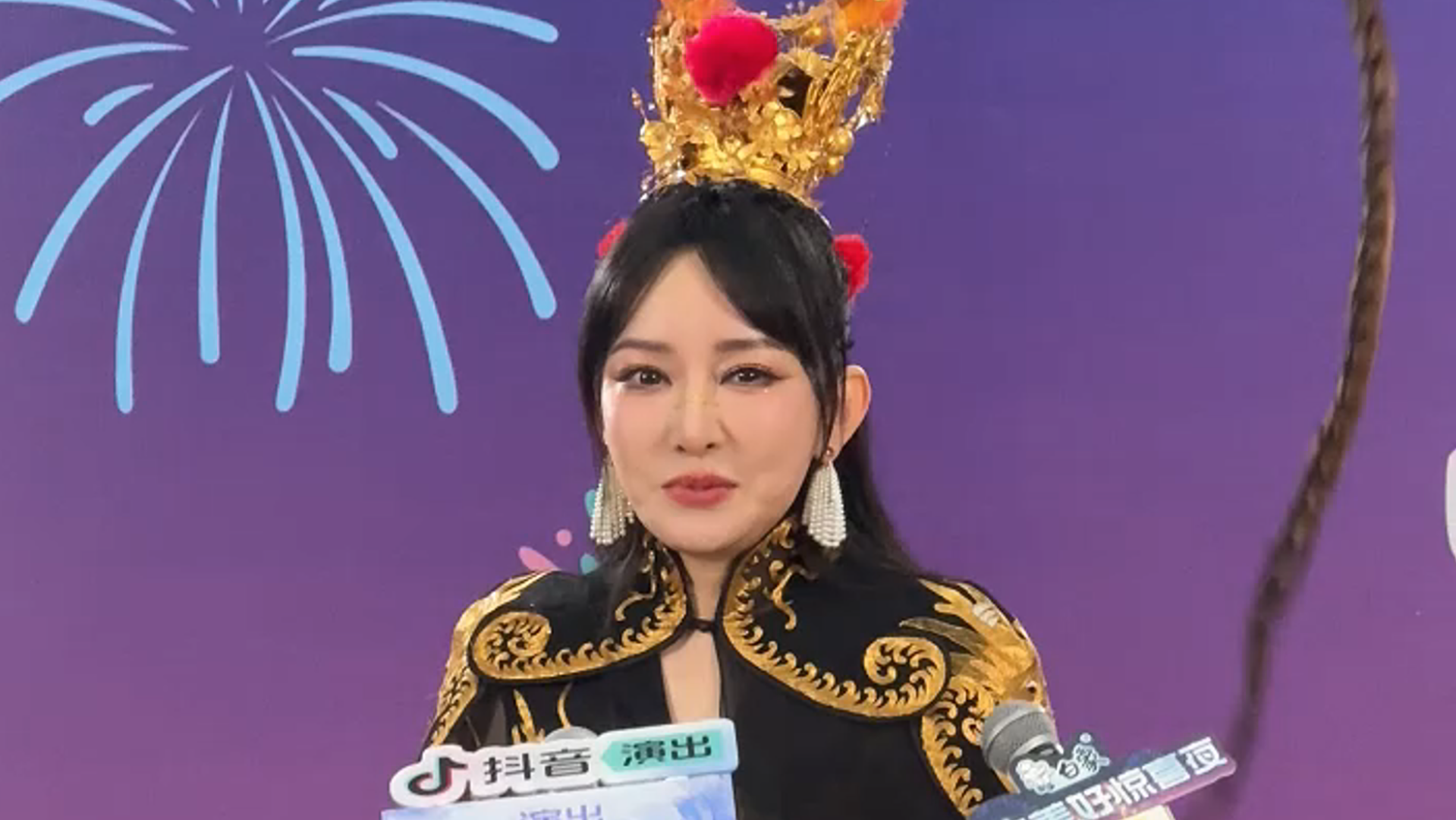 抖音美好惊喜夜后台，萨顶顶大圣造型带来DJ版《万物生》