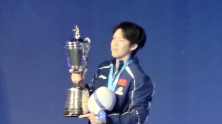 王楚钦首夺国际乒联世界杯男单冠军,王励勤为其颁奖,王楚钦荣耀捧杯 王楚钦首夺国际乒联世界杯男单冠军,王励勤为其颁奖,王楚钦荣耀捧杯