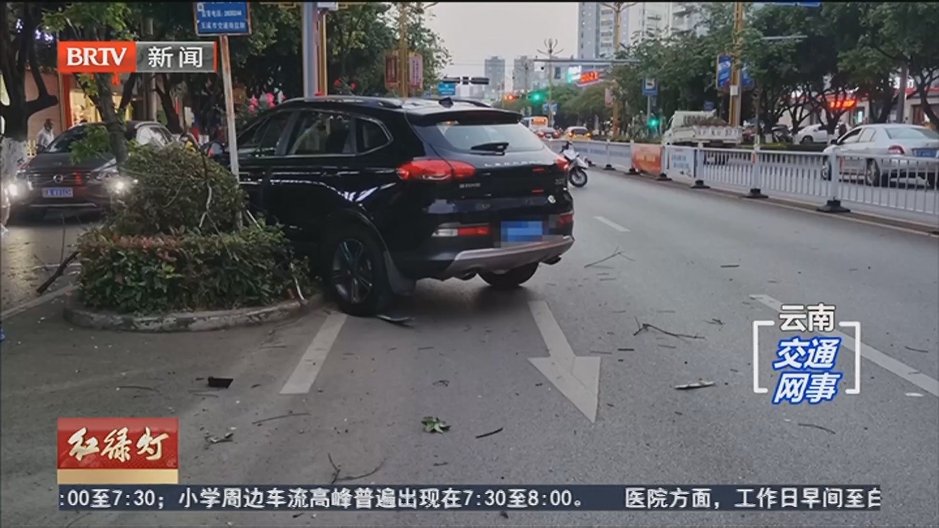 刹车失灵 撞了护栏又撞树