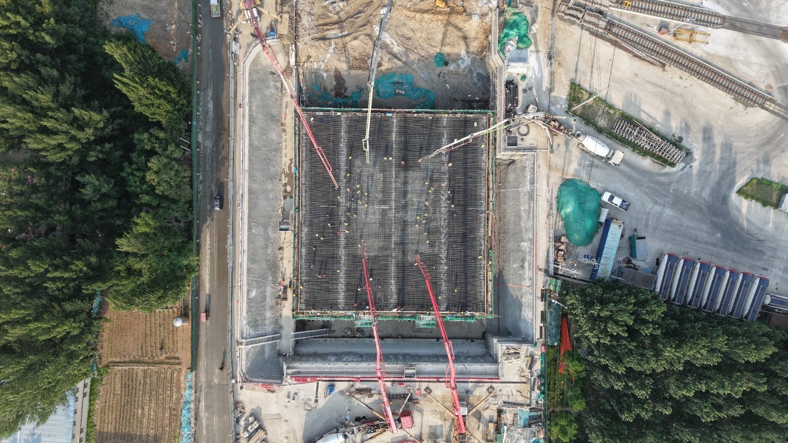 东撞路下穿铁路框架开始顶进 京平物流枢纽货物快速运输通道迎新进展 东撞路下穿铁路框架开始顶进 京平物流枢纽货物快速运输通道迎新进展