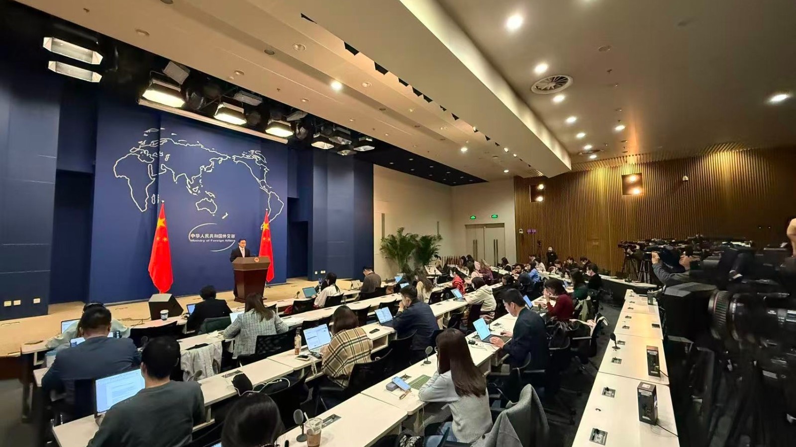 日本拟将日中关系定位降级,中方回应 日本拟将日中关系定位降级,中方回应