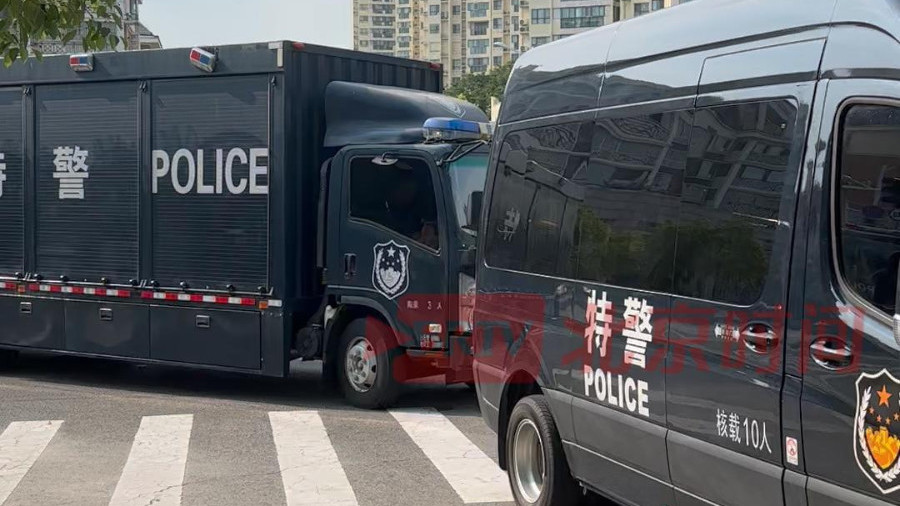 “苏超”第六轮淮安VS常州的比赛开始前，公安特警消防全员就位