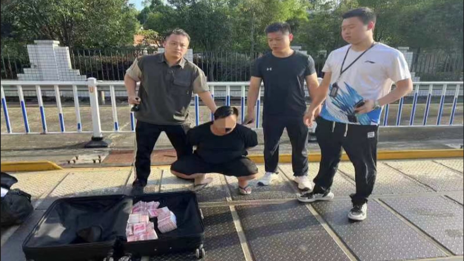 太猖狂!骗子拎皮箱上门,取走老人六十万现金 太猖狂!骗子拎皮箱上门,取走老人六十万现金