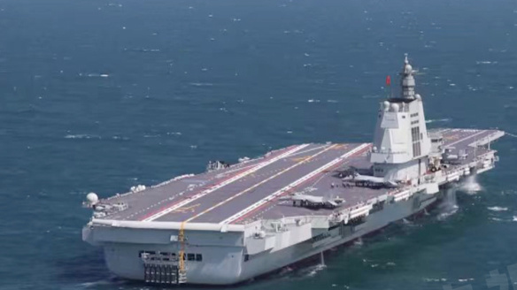 福建舰开展入列后首次海上实兵训练，两个看点值得关注