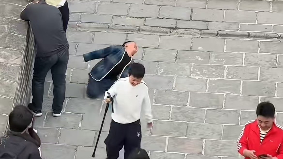 小孩哥爬长城累到崩溃大哭