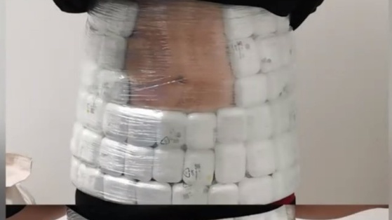 男子神色紧张，掀起衣服……露出100块“腹肌”？