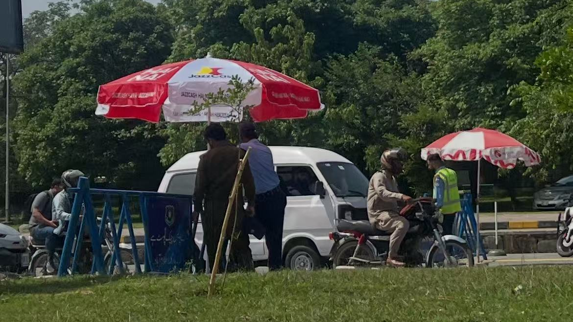 巴基斯坦伊斯兰堡加强安保 执勤警员须佩戴防暴装备 巴基斯坦伊斯兰堡加强安保 执勤警员须佩戴防暴装备