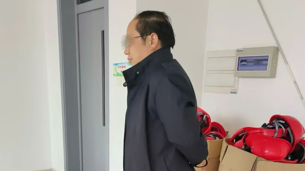 “首席科学家”郭伟的假面人生：出版著作花钱买，学术成果靠“冒充”，喜欢结交圈内人