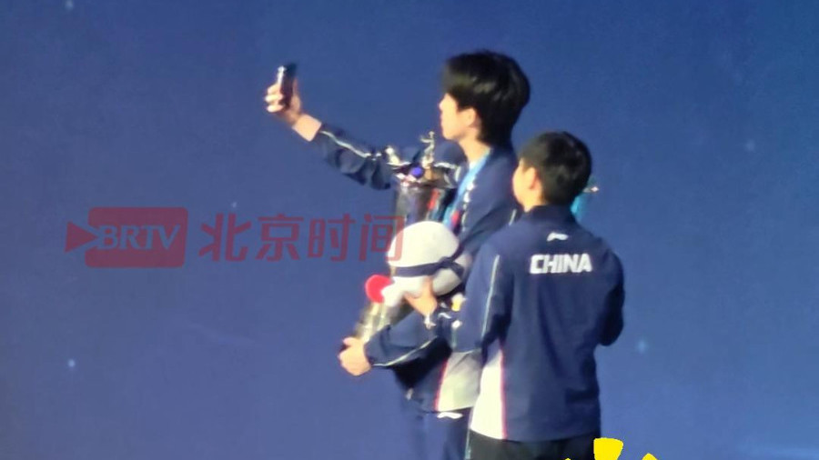 莎莎上台时“大头”主动礼让位置，领奖台上两人捧杯自拍，默契满分