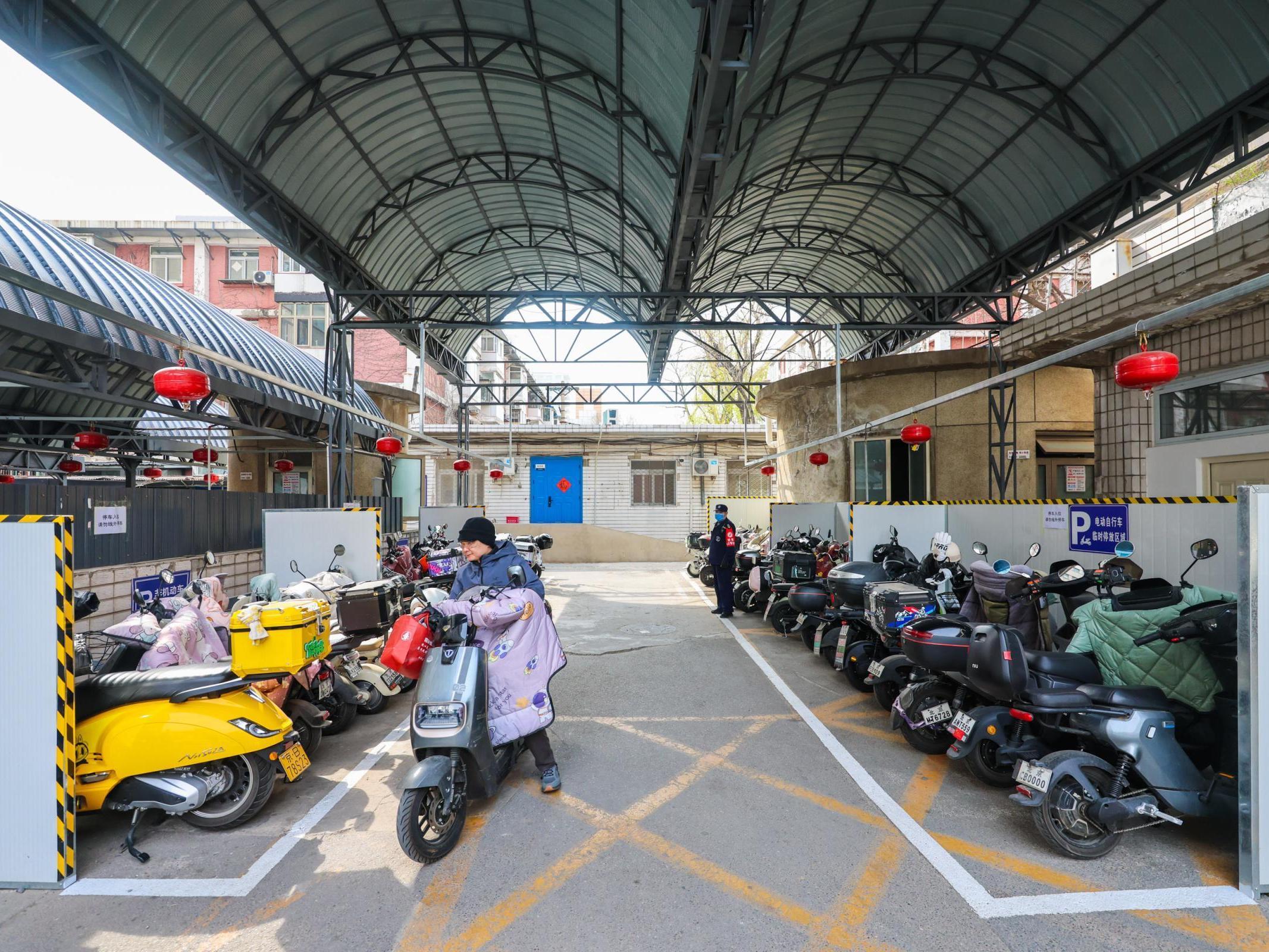 治理非机动车停放难,13万个新车位如何“挤”出来,揭秘→ 治理非机动车停放难,13万个新车位如何“挤”出来,揭秘→