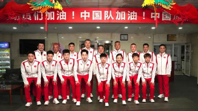 中国乒乓球队启程 刘国梁回应热点关切 中国乒乓球队启程 刘国梁回应热点关切