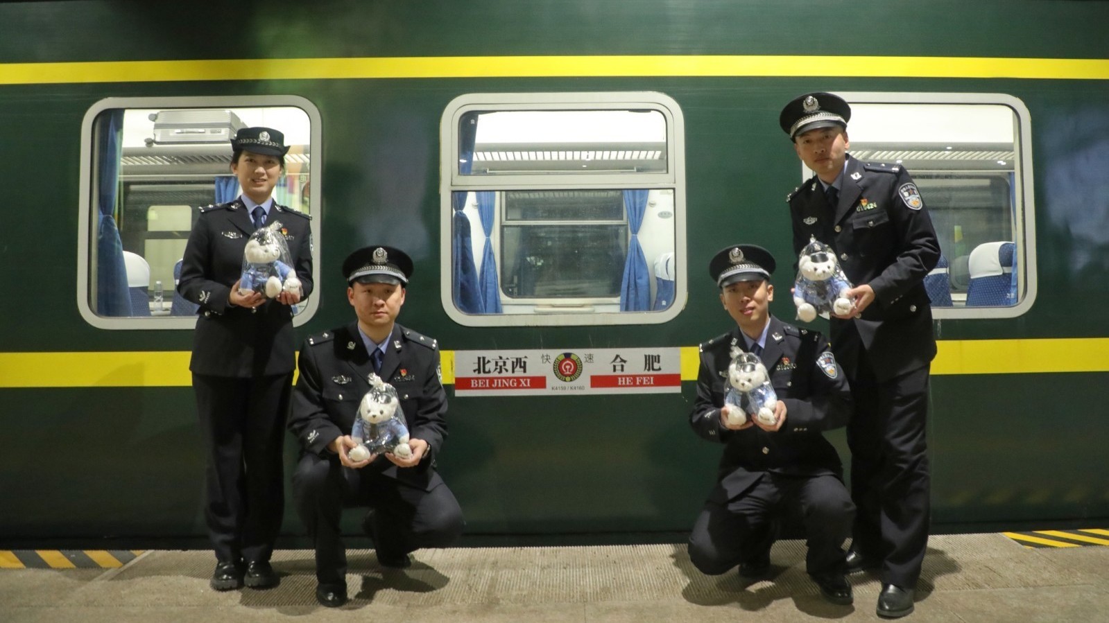春运首趟“临客”出发 铁警宣传小分队话安全 春运首趟“临客”出发 铁警宣传小分队话安全