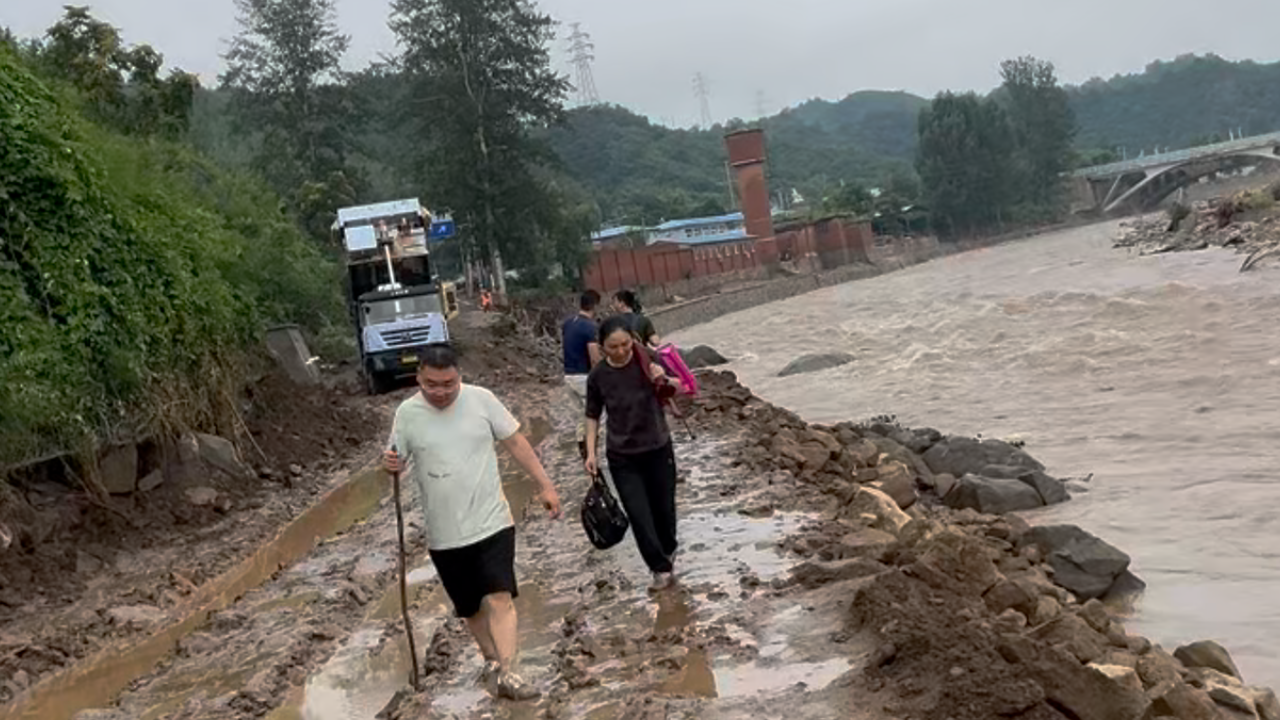 北京密云区遭遇暴雨部分路段损毁 记者赴断路点现场直击道路抢修情况