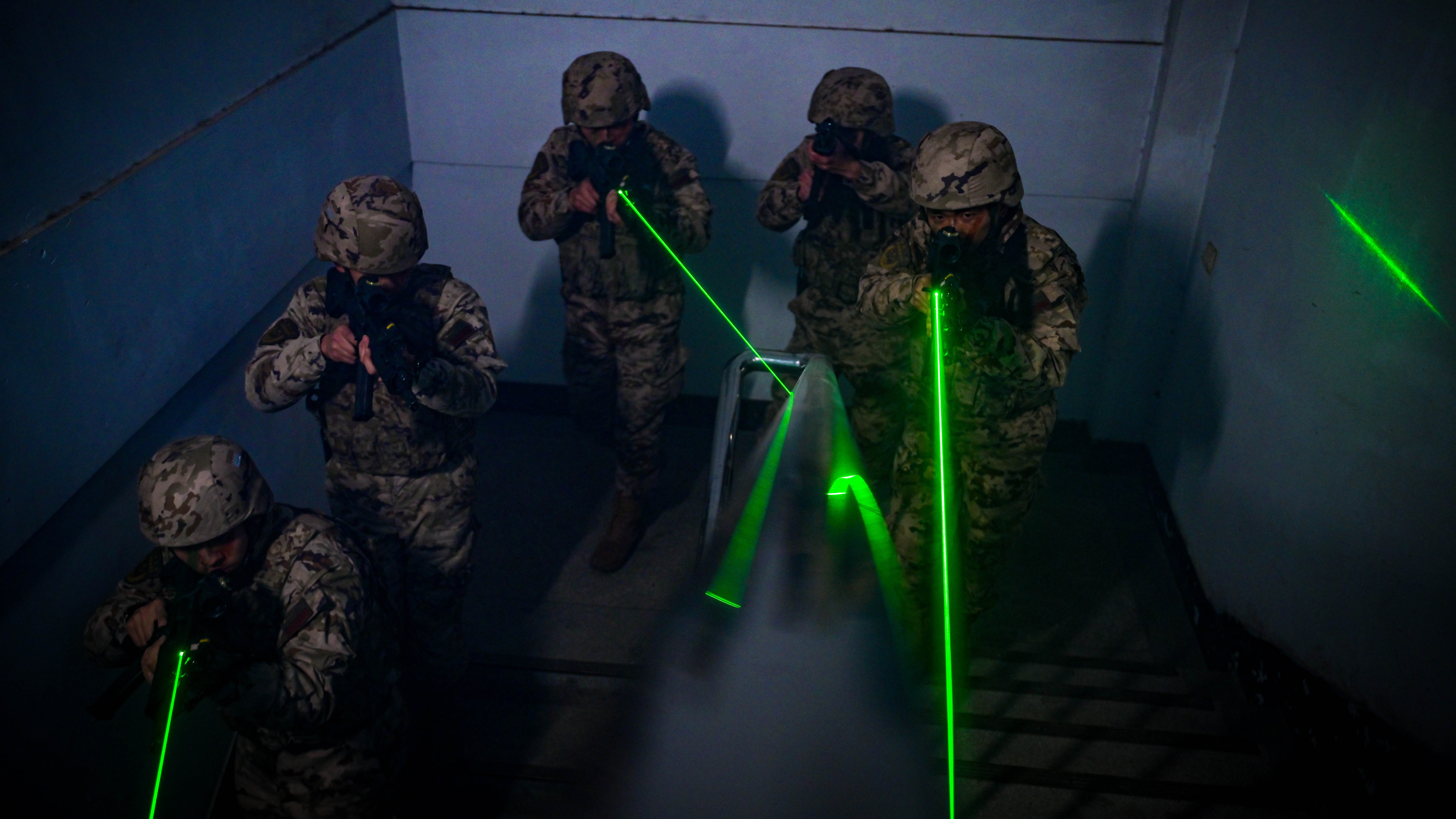 屏住呼吸！“沉浸式”带你感受侦察战术训练