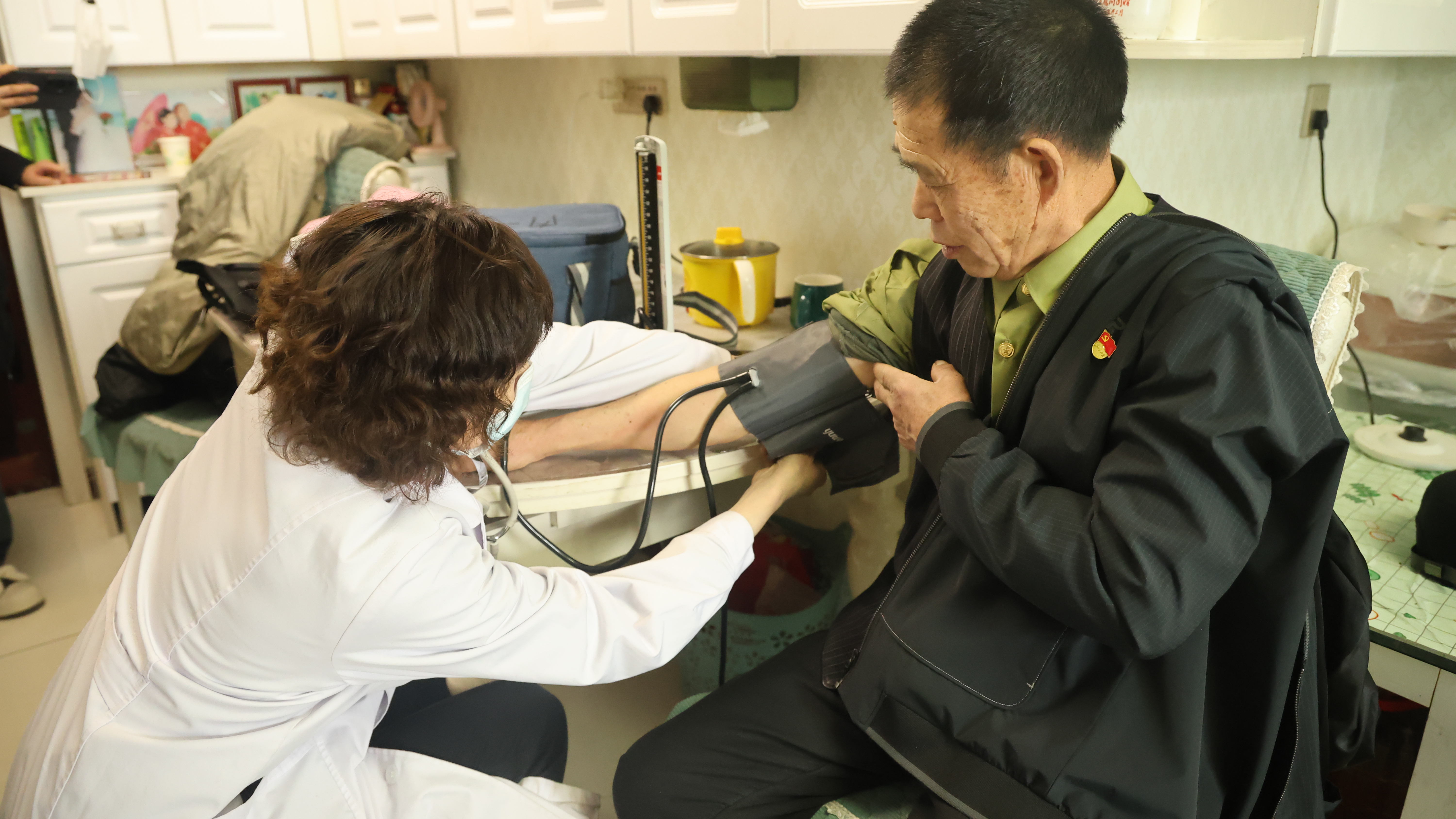 致敬英雄,情暖老兵——鄯善县人武部新春拥军优属关爱老兵纪实 致敬英雄,情暖老兵——鄯善县人武部新春拥军优属关爱老兵纪实