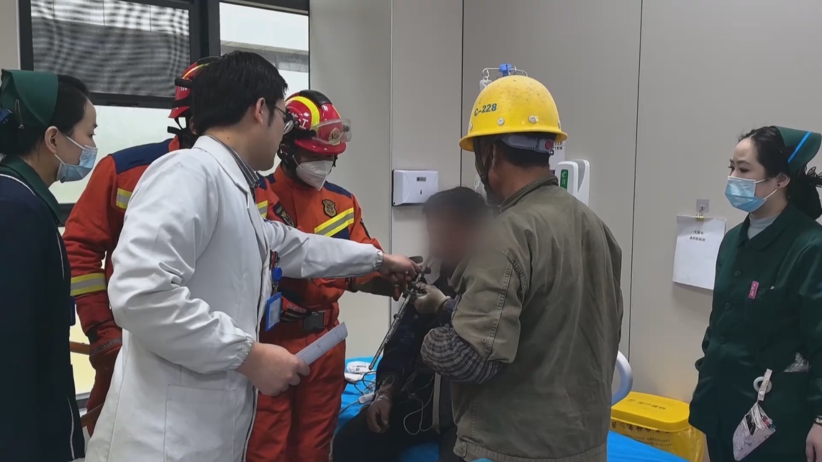 工人遭钢筋穿嘴 消防助力动手术 工人遭钢筋穿嘴 消防助力动手术