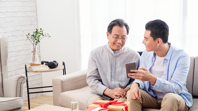 热评丨一些老年人沉迷手机短剧 银发族如何健康“触网”? 热评丨一些老年人沉迷手机短剧 银发族如何健康“触网”?