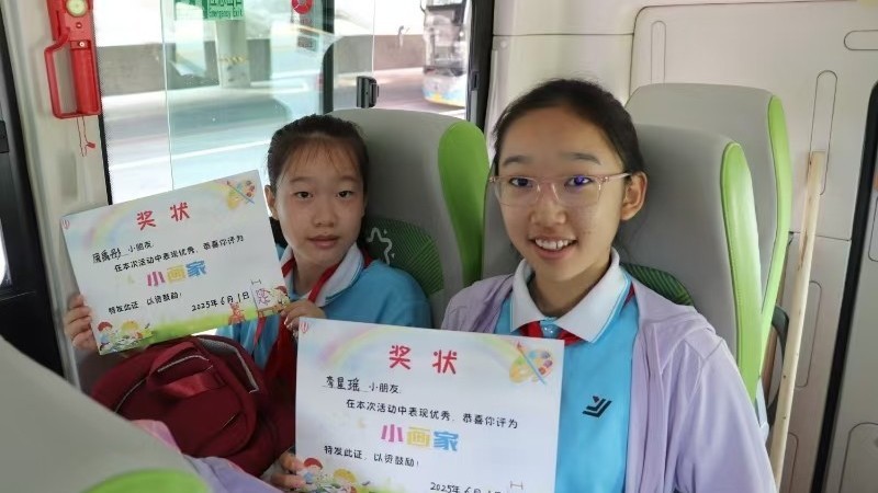 童心同行 通学公交变身“童话巴士”