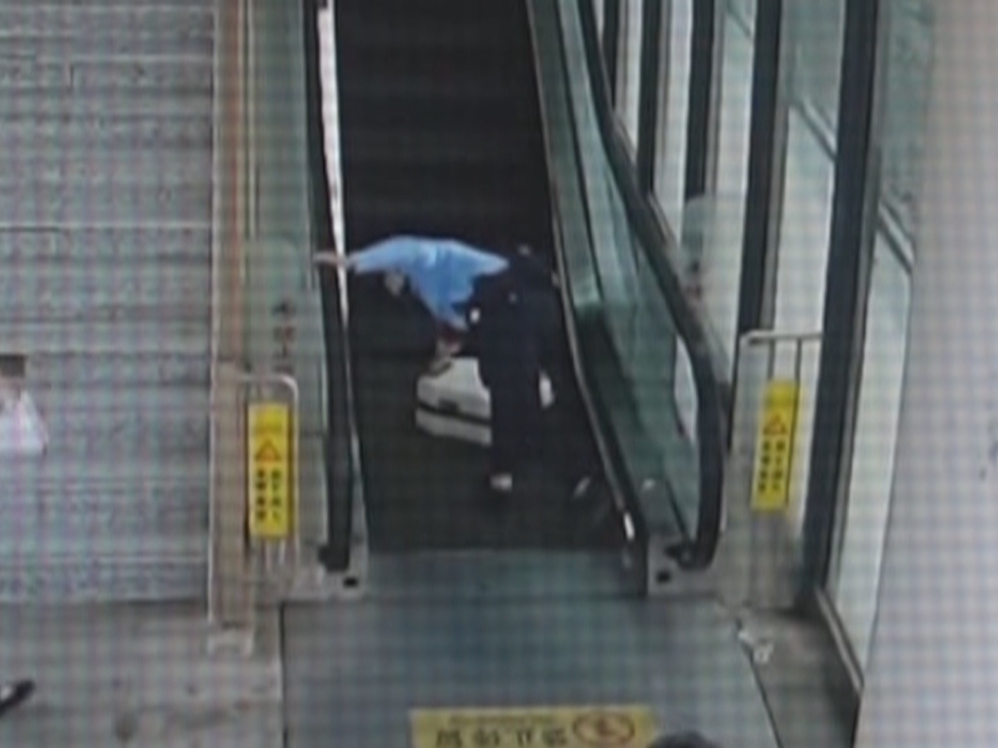 护你周全!民警一秒反应拦截飞落行李 护你周全!民警一秒反应拦截飞落行李