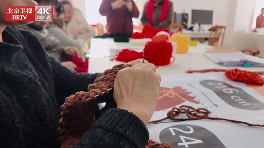 居民们用一针一线为大树缝制冬衣,装点家园。 居民们用一针一线为大树缝制冬衣,装点家园。