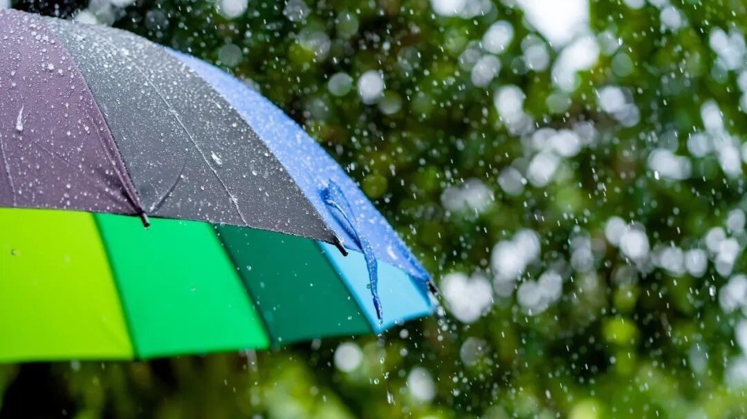 明天白天阴有小雨，未来三天气温明显下降，及时添衣——