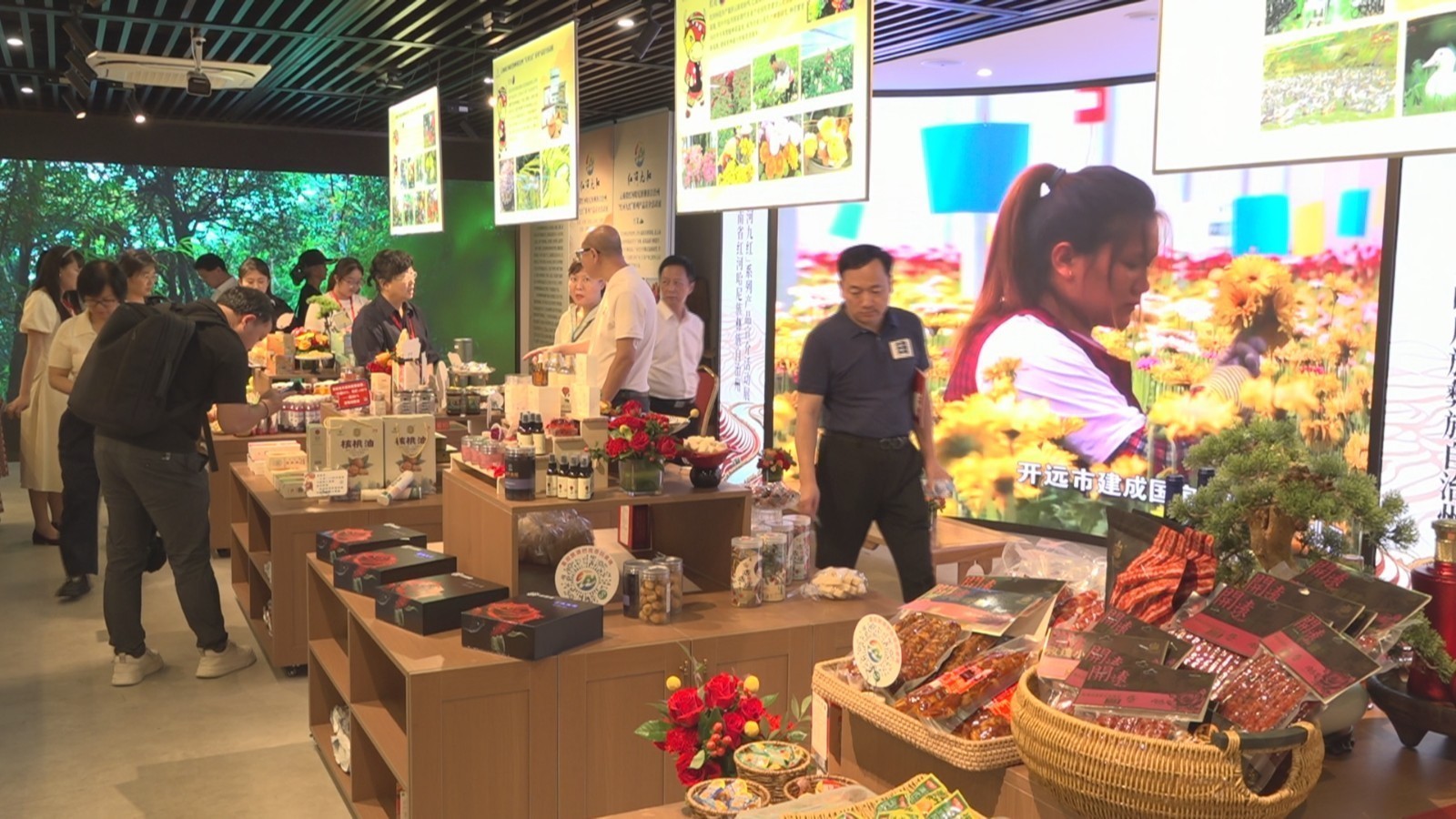 云南省红河哈尼族彝族自治州全国民族团结进步示范区建设成果展举行 云南省红河哈尼族彝族自治州全国民族团结进步示范区建设成果展举行