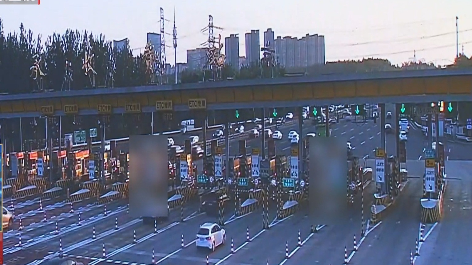 10月7日13时至18时 高速路进京车流量达到峰值 10月7日13时至18时 高速路进京车流量达到峰值