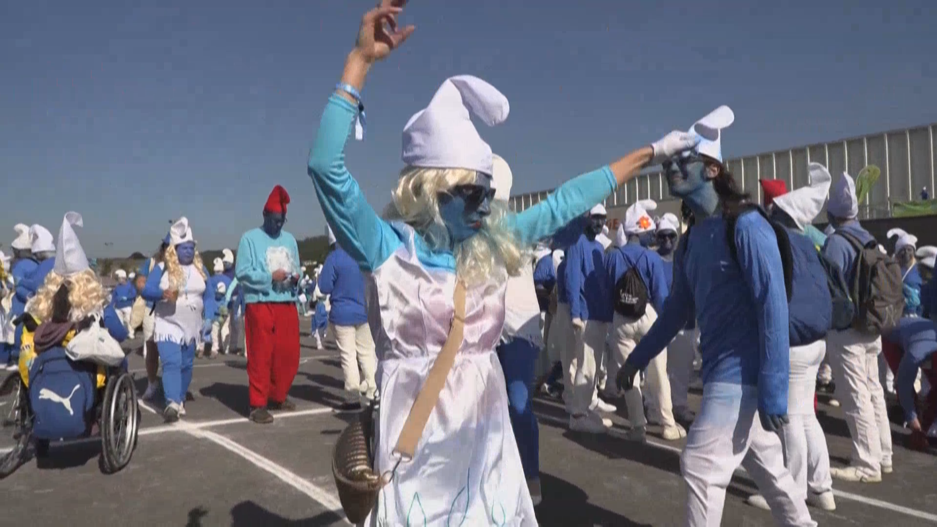 超3000“蓝精灵”齐聚法国小镇 破世界纪录 超3000“蓝精灵”齐聚法国小镇 破世界纪录