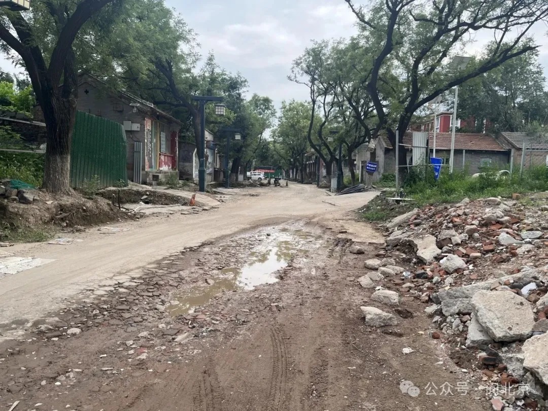 围挡两侧天差地别？“跟穿越了一样，怎么前面变得这么破”_北京时间