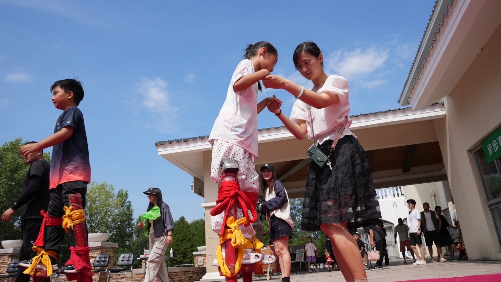 王佐镇米粮屯高跷第七代传承人带娃“踩”出文化新活力 王佐镇米粮屯高跷第七代传承人带娃“踩”出文化新活力