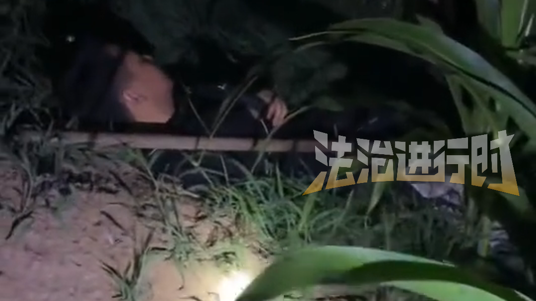 夫妻俩人夜里浇地，完事后发现丈夫躺在父亲坟前