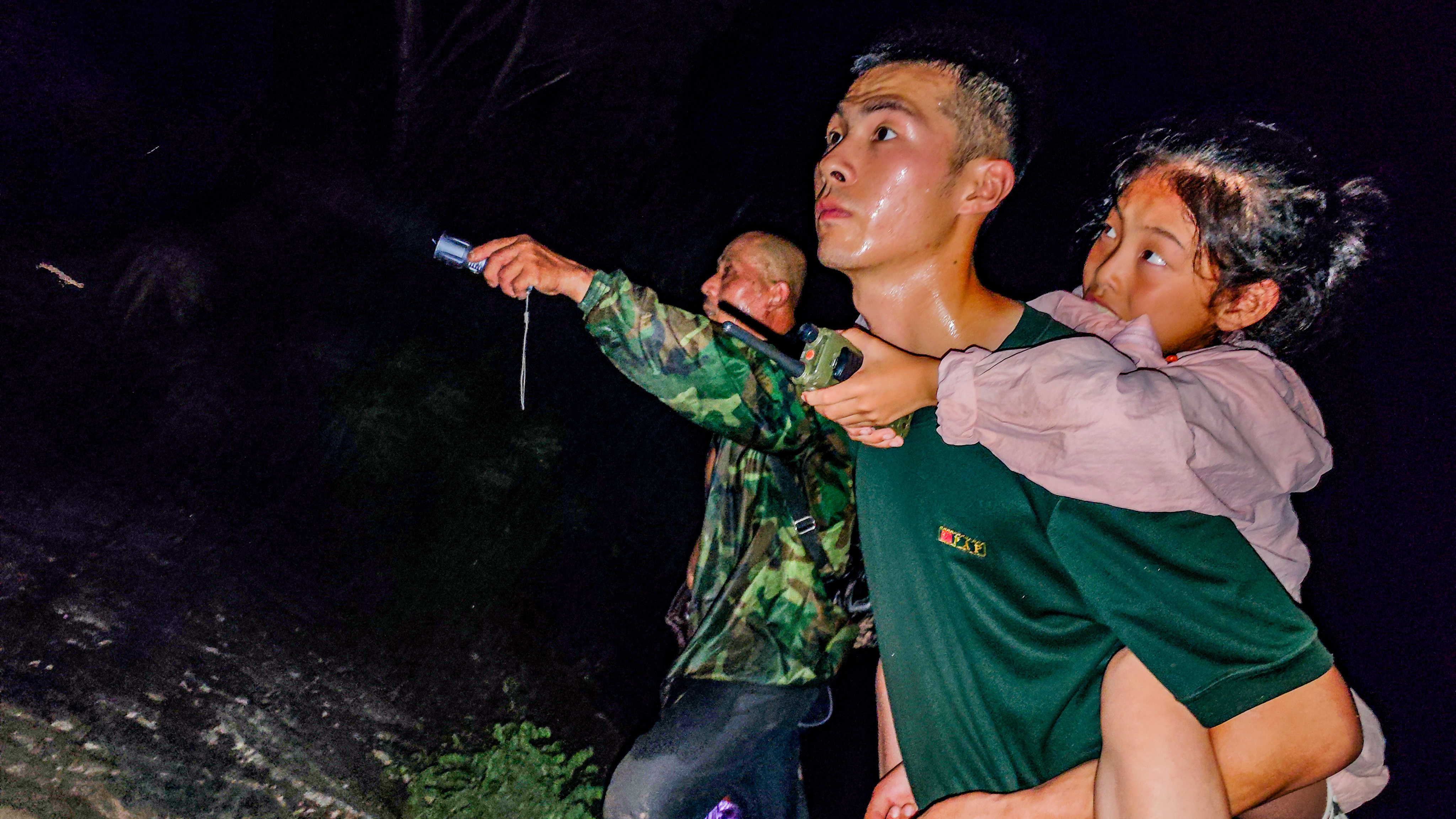 武警官兵在抗洪一线的感人瞬间！