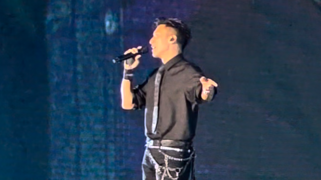 谢霆锋一曲《谢谢你的爱 1999》,瞬间引发全场强烈共鸣 谢霆锋一曲《谢谢你的爱 1999》,瞬间引发全场强烈共鸣