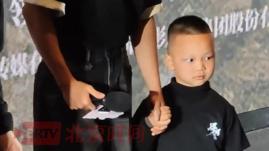 《得闲谨制》北京首映礼最暖瞬间，肖战牵着严知度一起亮相