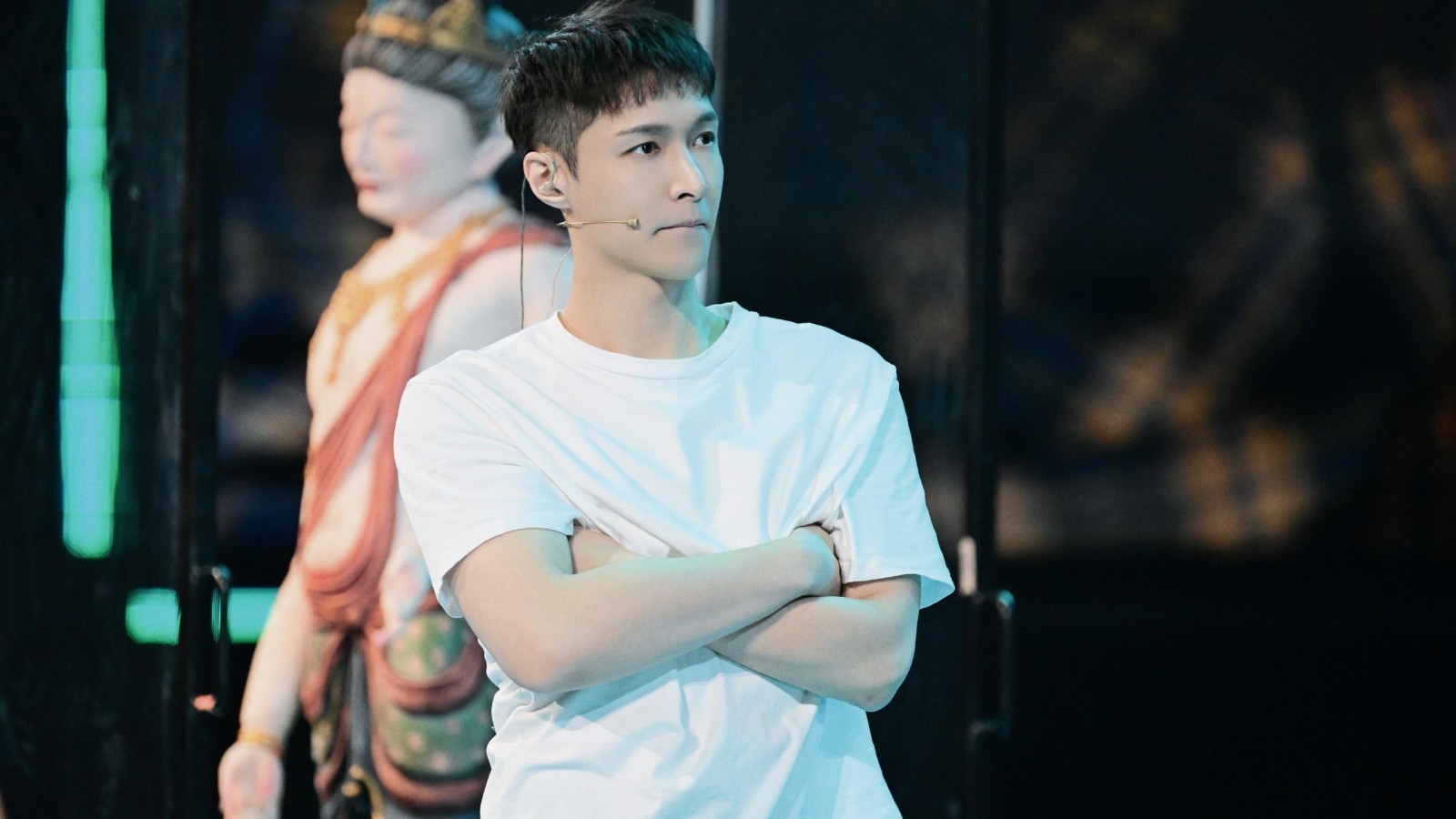 张艺兴首次主演音乐话剧,坦言“比开演唱会紧张多了!” 张艺兴首次主演音乐话剧,坦言“比开演唱会紧张多了!”