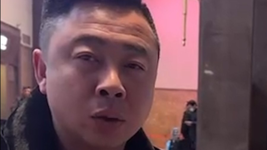 公司派车送员工到火车站坐车回家 男子：回家就能见到家人辛苦也值得