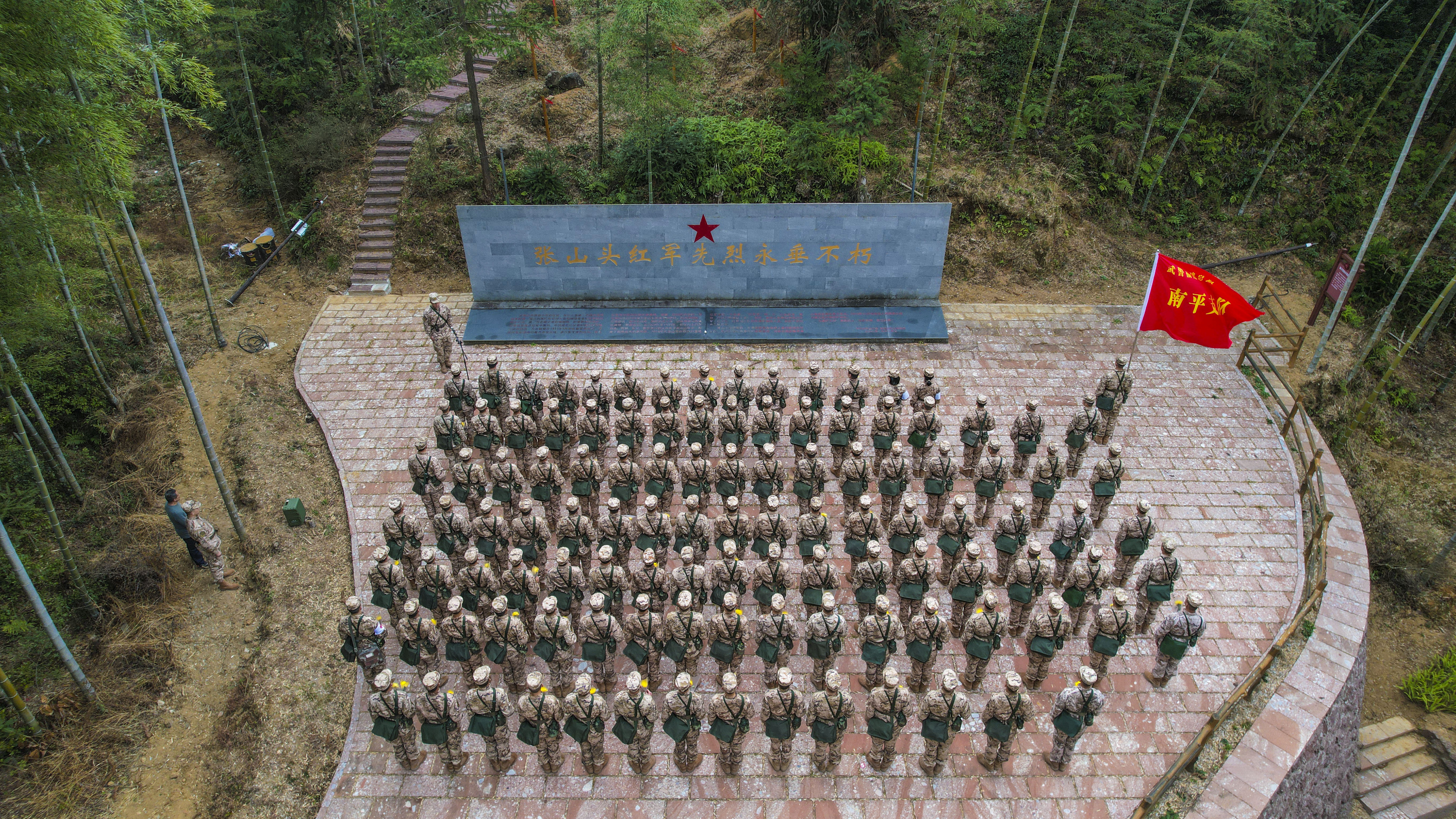 红军墓前“下连第一课”新兵徒步拉练缅怀先烈 红军墓前“下连第一课”新兵徒步拉练缅怀先烈