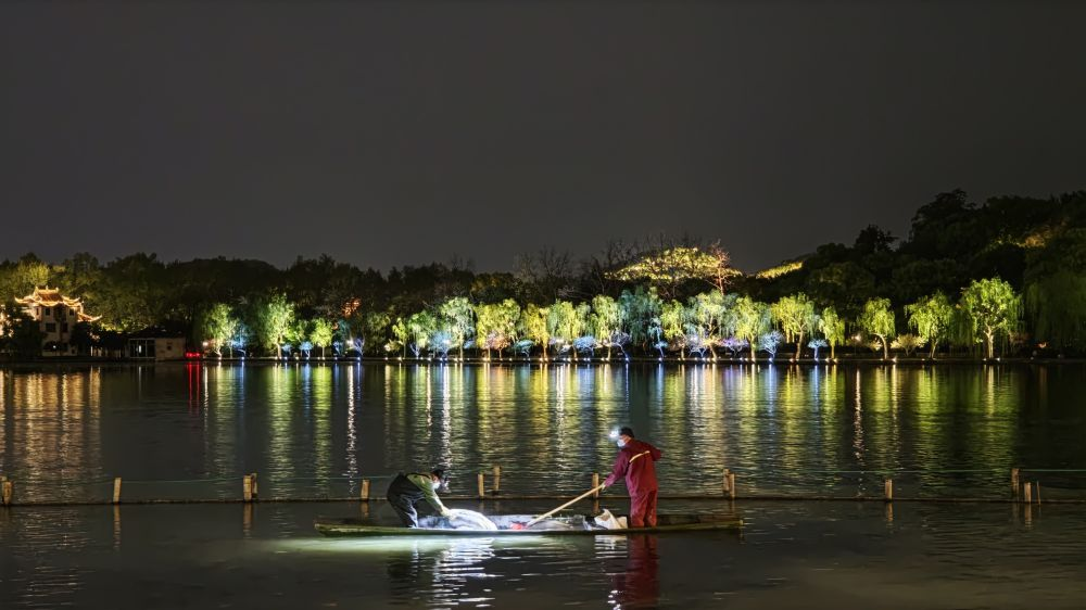 杭州回应西湖连续一周撒7吨漂白粉:清塘护荷,常规养护 杭州回应西湖连续一周撒7吨漂白粉:清塘护荷,常规养护